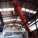Carga con grua dentro de naves